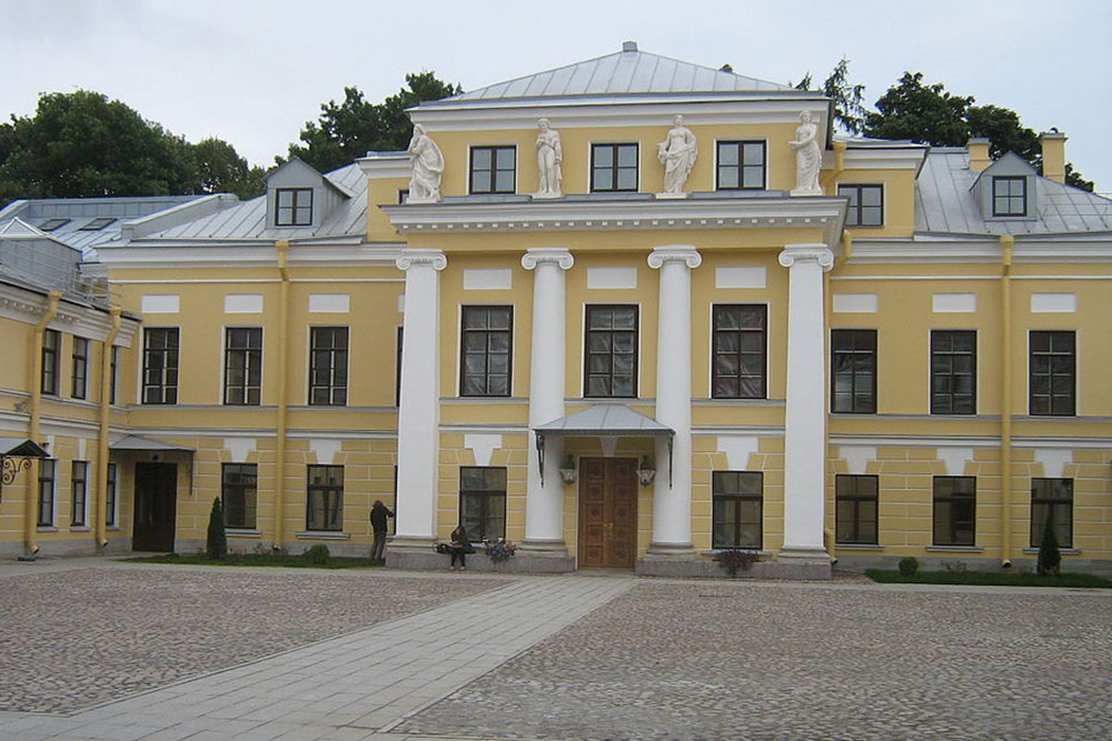 Smolny Beyond Borders Enrolls 700 Students as Smolny College Shutters Its Liberal Arts Program, <em>Times Higher Education </em>Reports