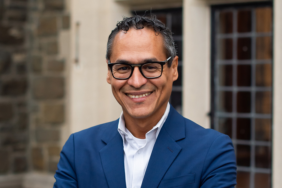 Roosevelt Mont&aacute;s&nbsp;smiles for the camera wearing a blue suit.