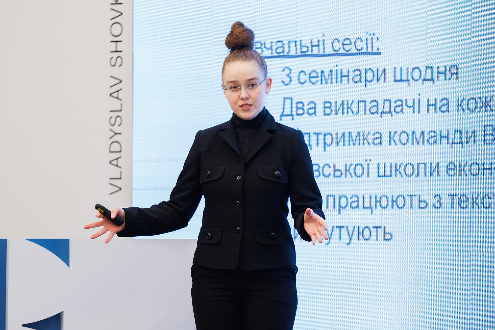 Yana Lahoda &rsquo;27, founder of L&T Kyiv, presenting in front of a screen.