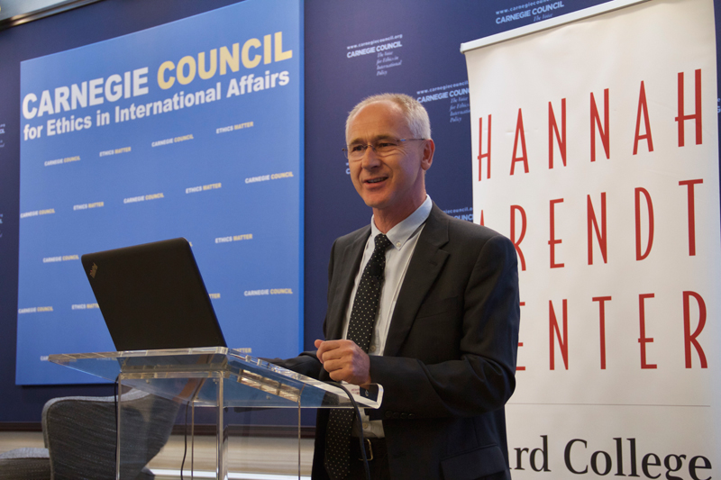 [Janusz Paweska presents to the conference]