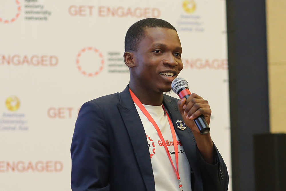 Daniel Amoshie (Ashesi University) presenting his project on a Cocoa Pod Breaking Machine. Photo by AUCA.