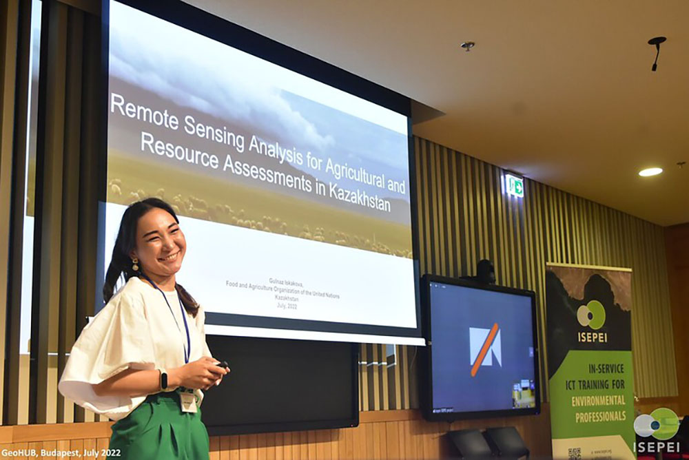 Gulnaz Iskakova, FAO National Project Coordinator (Kazakhstan), presenting use of Google Earth Engine in agriculture productivity assessment in Kazakhstan. Photo courtesy of ISEPEI/GeoHub.