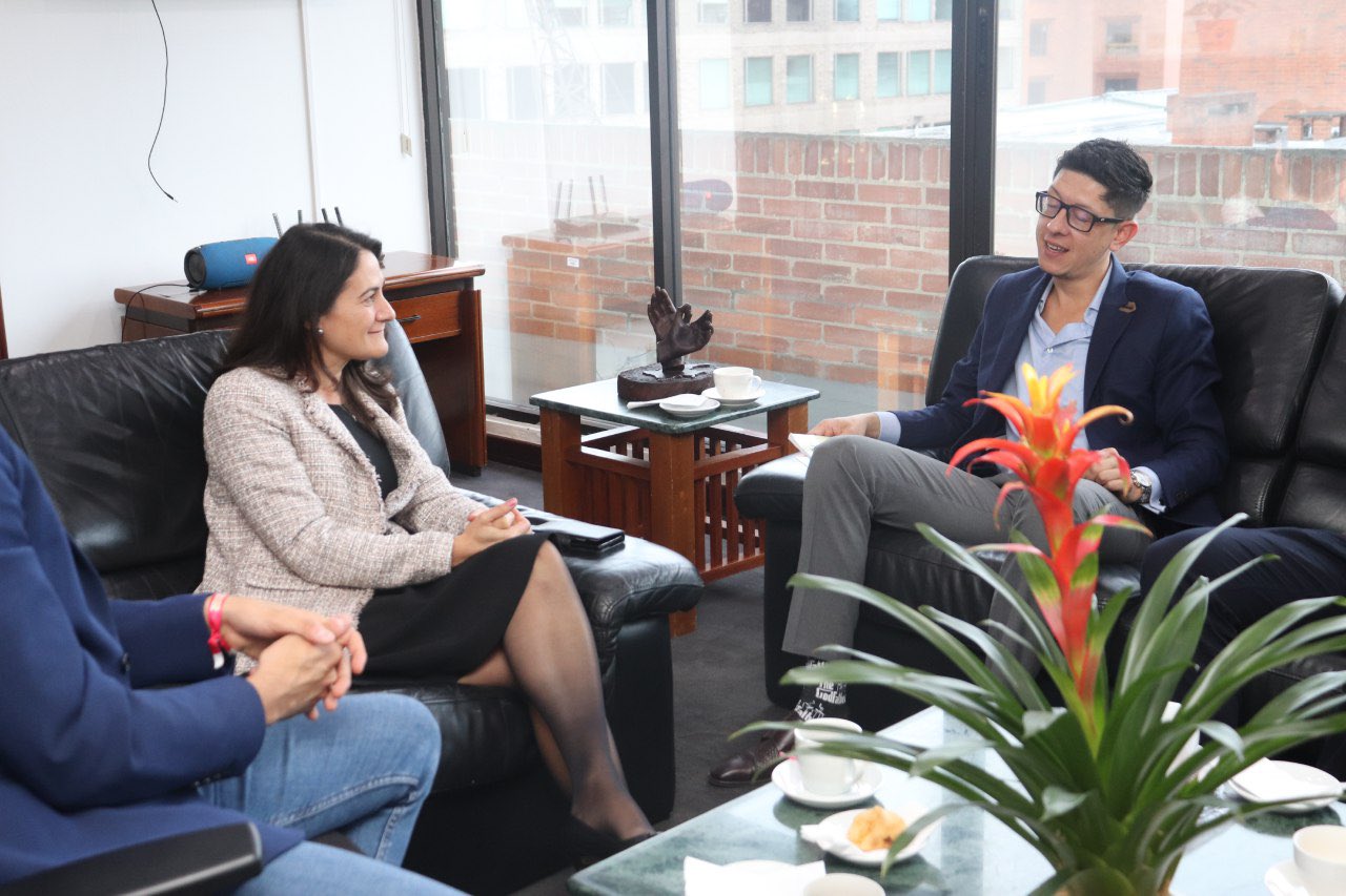 Bard College Professor Pavlina Tcherneva meets with SAE Director Daniel Rojas Medellin. Photo courtesy&nbsp;Sociedad de Activos Especiales, Colombia.