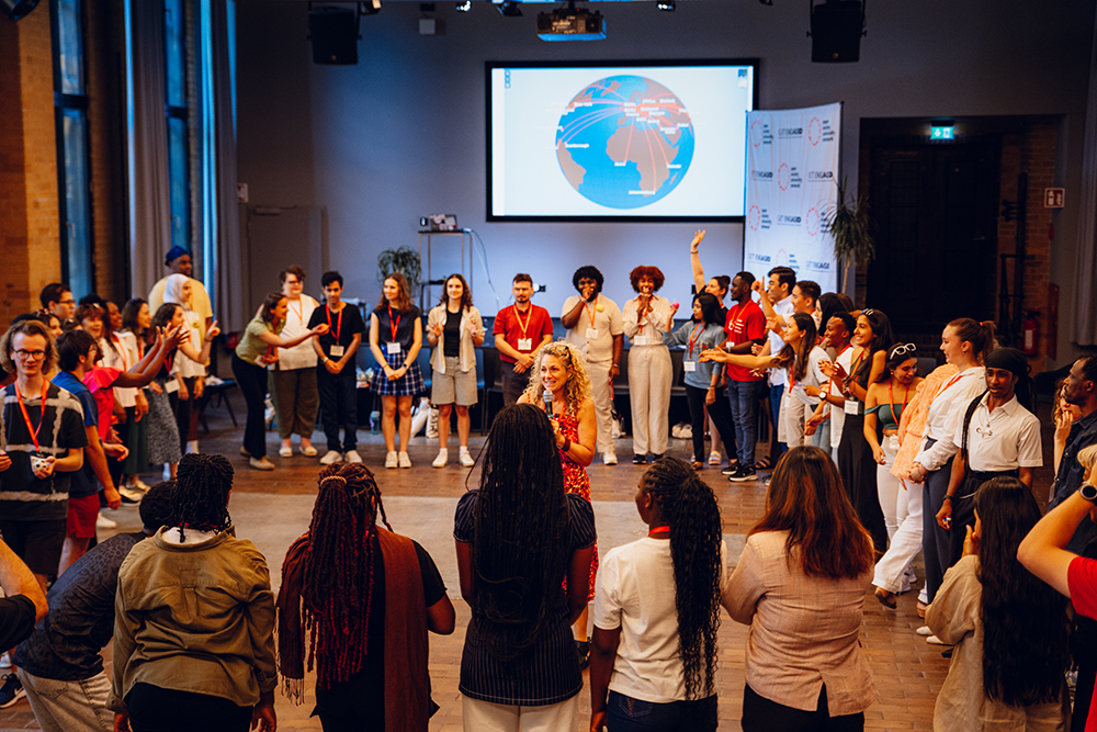 Erin Cannan, center, leads students in a group exercise at Get Engaged 2024. Photo by Ibar Mirzai/Bard College Berlin