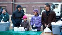 La familia Obama haciendo servicio comunitario