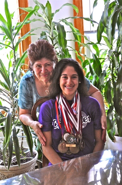 Sara Flores y su mamá en su casa de Kingston. Foto de Antonio Flores-Lobos