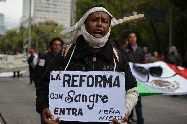 Un maestro manifestándose en contra de la reforma educativa en la ciudad de México. Fotografía de Andalusía Knoll.