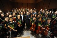 La orquesta de El Sistema en Bard College con el maestro Abreu. Foto de Karl Rabe