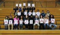 Estudiantes de Bard College dicen “Todos somos Ayotzinapa”. Foto por Anne Burnett que será incluida en una exhibición permanente de Visual Action en la Escuela Normal Rural Raúl Isidro Burgos de Ayotzinapa, México.<!--EndFragment-->