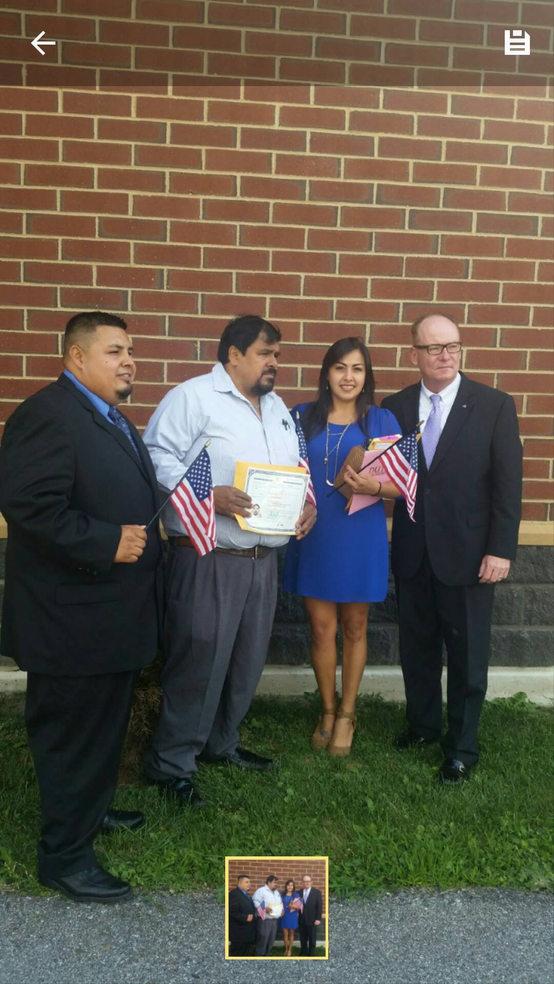 <div>Parte de la familia Rodríguez se hizo ciudadana estadounidense el mismo día, de izquierda a derecha: Erick (sobrino de Humberto), Humberto y Karla (hija de Humberto), junto al alcalde de Poughkeepsie, Rob Rolison.</div>