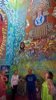 <div>Jesús López Vega (centro) explica su mural a un grupo de expatriados estadounidenses en Ajijic.</div>