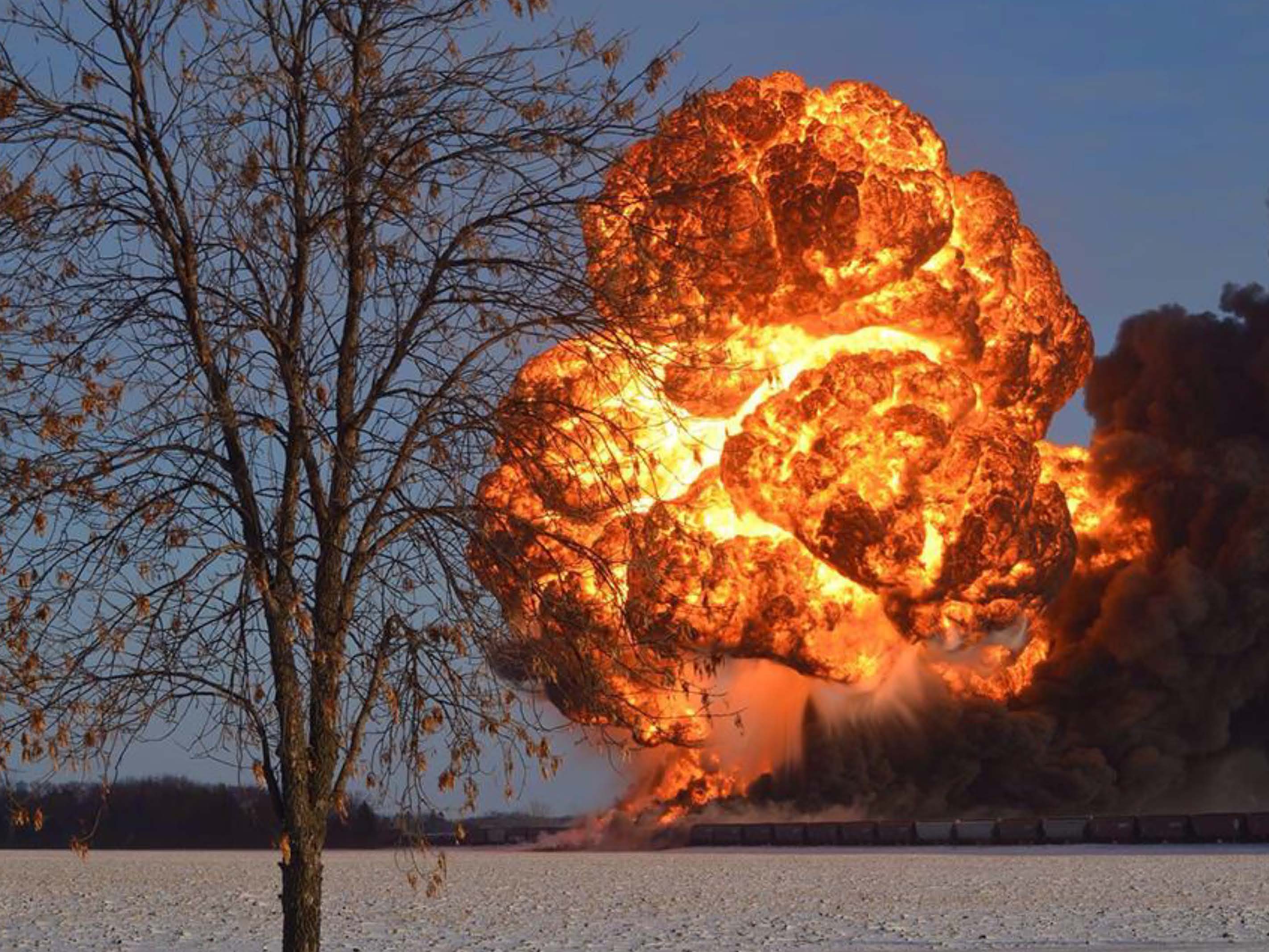 El pretróleo que viene de Bakke es explosivo, tóxico y corrosivo. En la foto, el descarrilamiento de "tren bomba" en Casselton, ND.