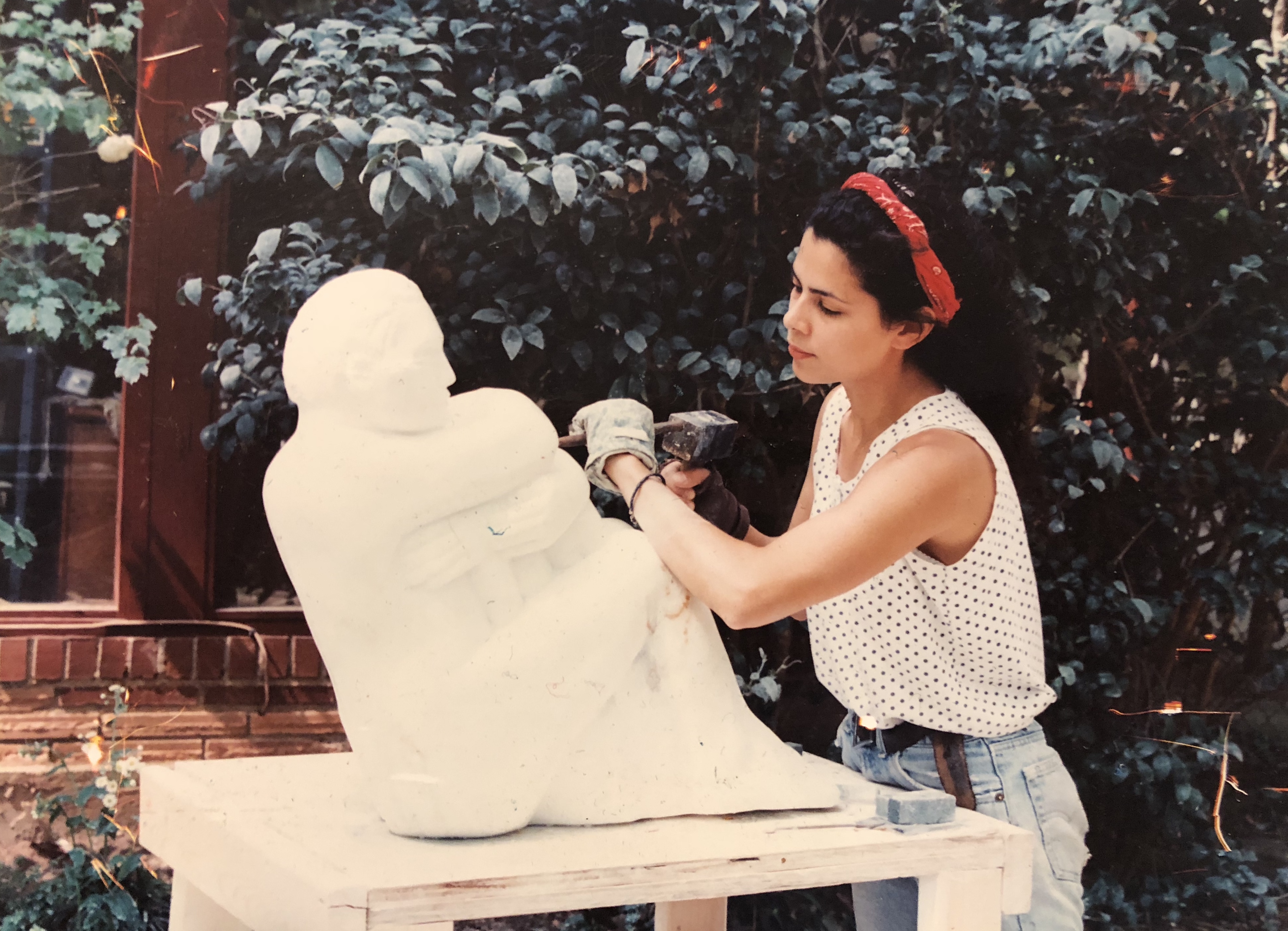 Alexandra de joven en Italia trabajando la piedra