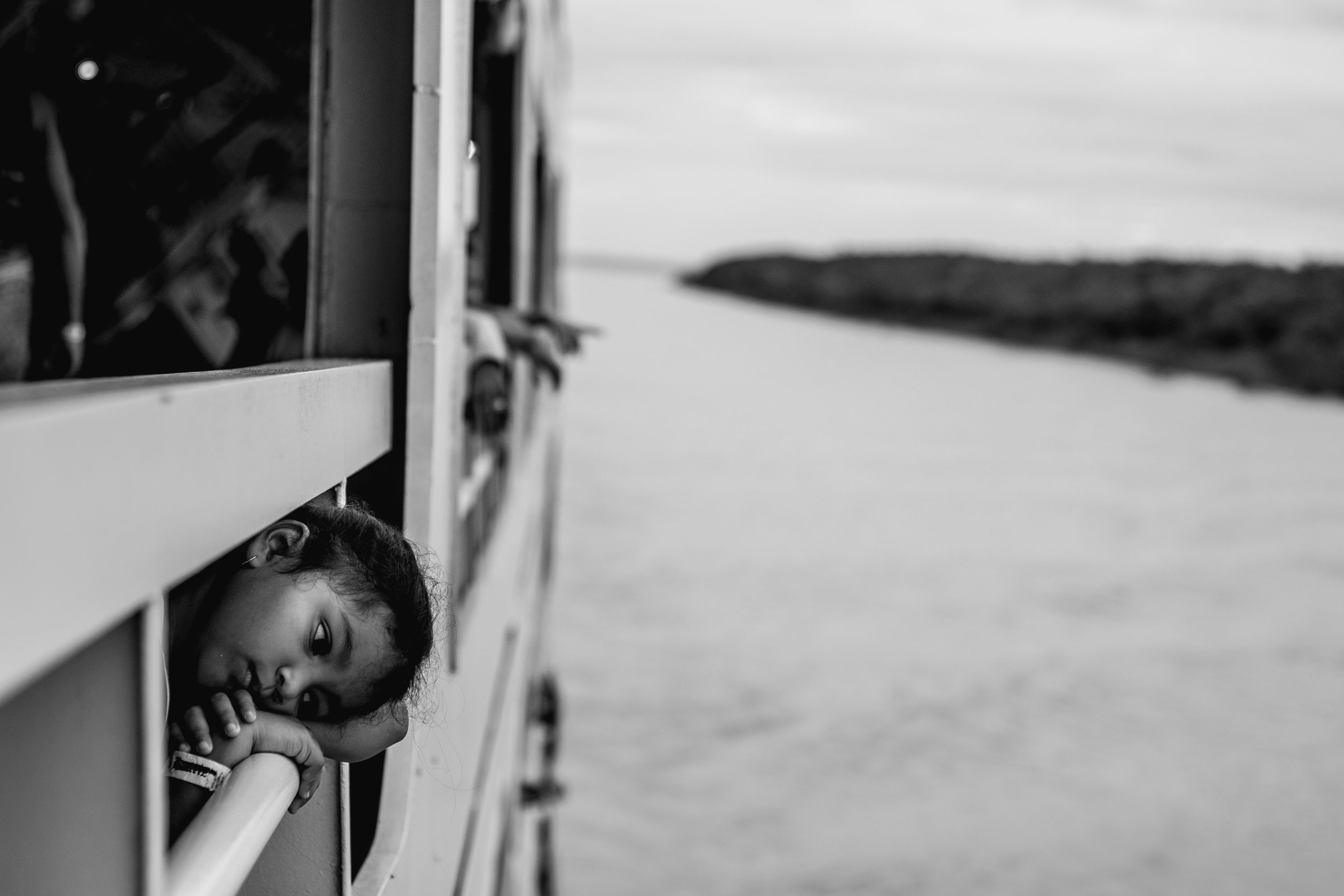 Niña viajando por el río Amazonas, foto de Lucas Jatobá
