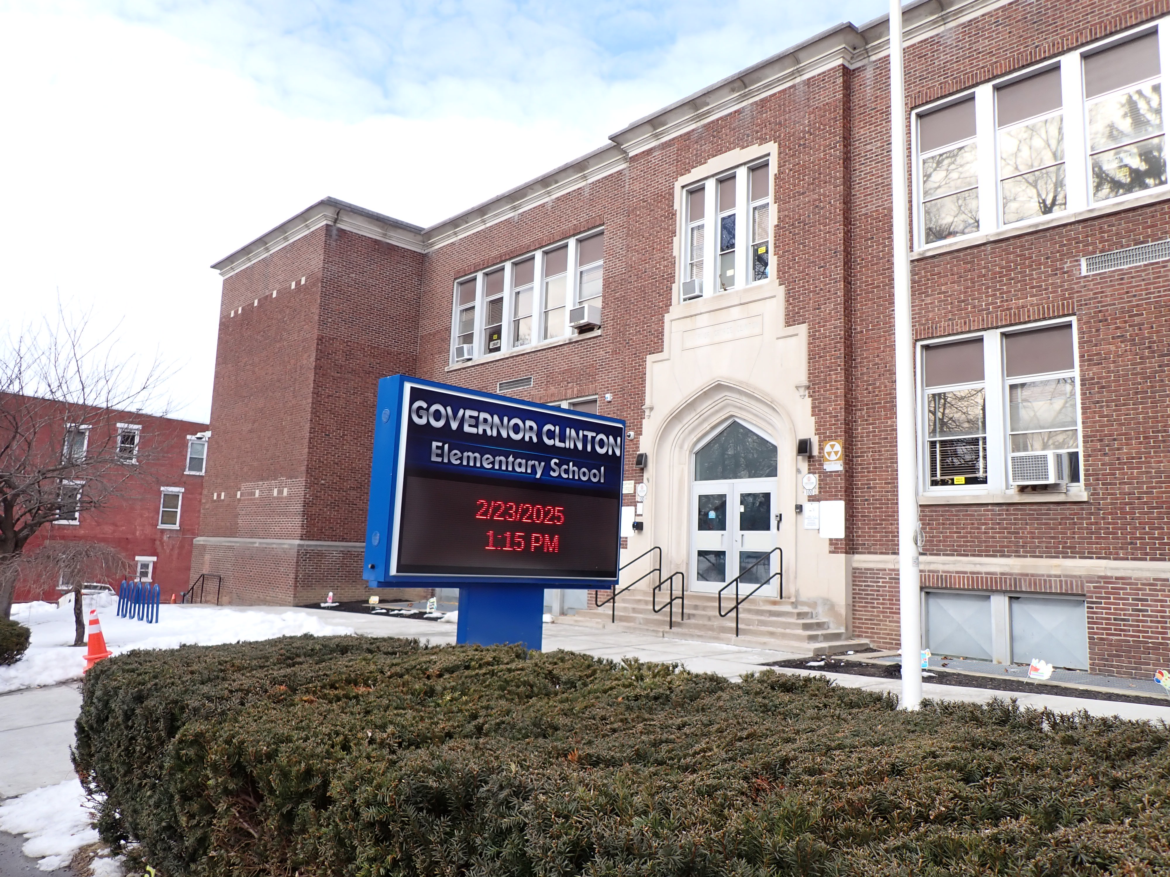 Fachada de la escuela Governor Clinton en Poughkeepsie, foto de Adriana Parada Campos