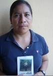 Leonora muestra una foto de ella a los 15 años cuando pertenecía al FMLN