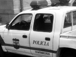 Controles policiales, como este en El Salvador, se encuentran frecuentemente en el camino a los Estados Unidos