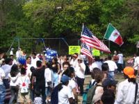 Alrededor de 3000 personas, entre inmigrantes y estudiantes de universidades locales, se manifestaron el 1 de mayo en la ciudad de Poughkeepsie para pedir por leyes de inmigración más justas.